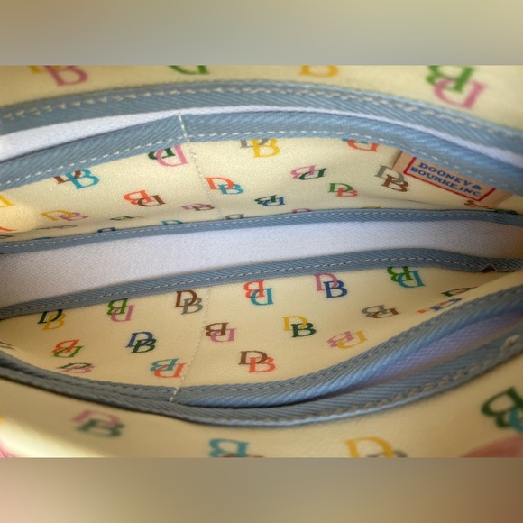 Y2K Dooney & Bourke purse in GREAT condition - Picture 5 of 5